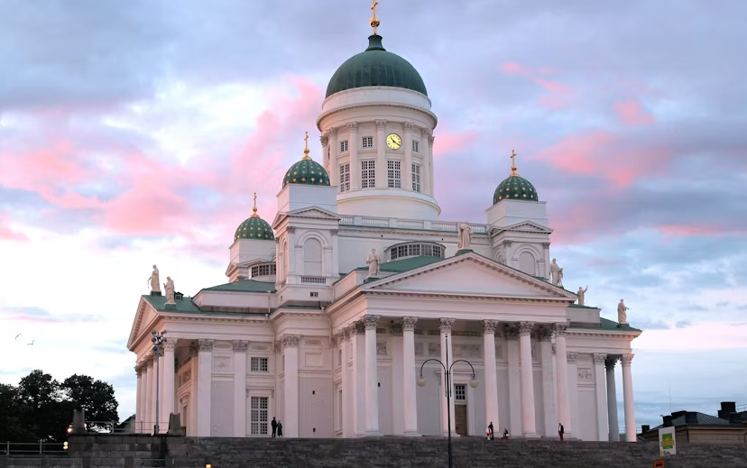 Helsinki 1-hour walking tour with a local - Image 2